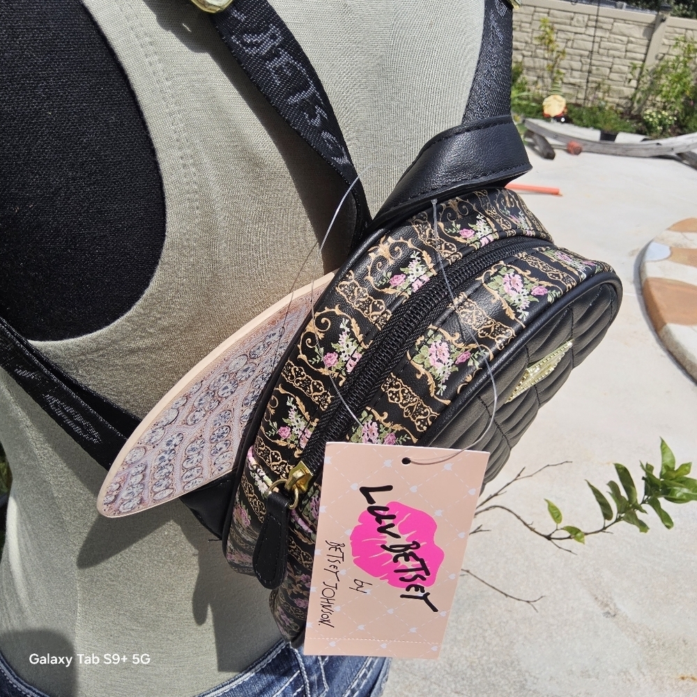 BETSEY JOHNSON BLACK LUV BETSEY KITSCH BACKPACK w/WINGS - Picture 4 of 6